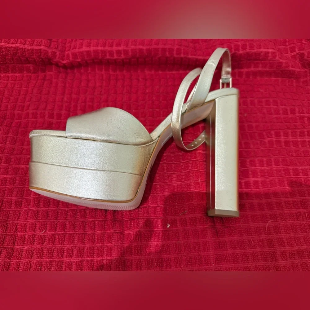 Schutz Kaila Heel in Platina size 9.5..